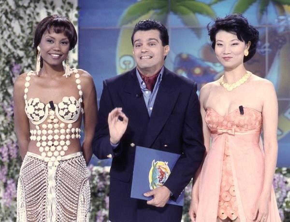 Ramón García, Jennifer Rope y Betty Liu durante la primera edición del Grand Prix, aún como "Cuando calienta el sol" en 1995