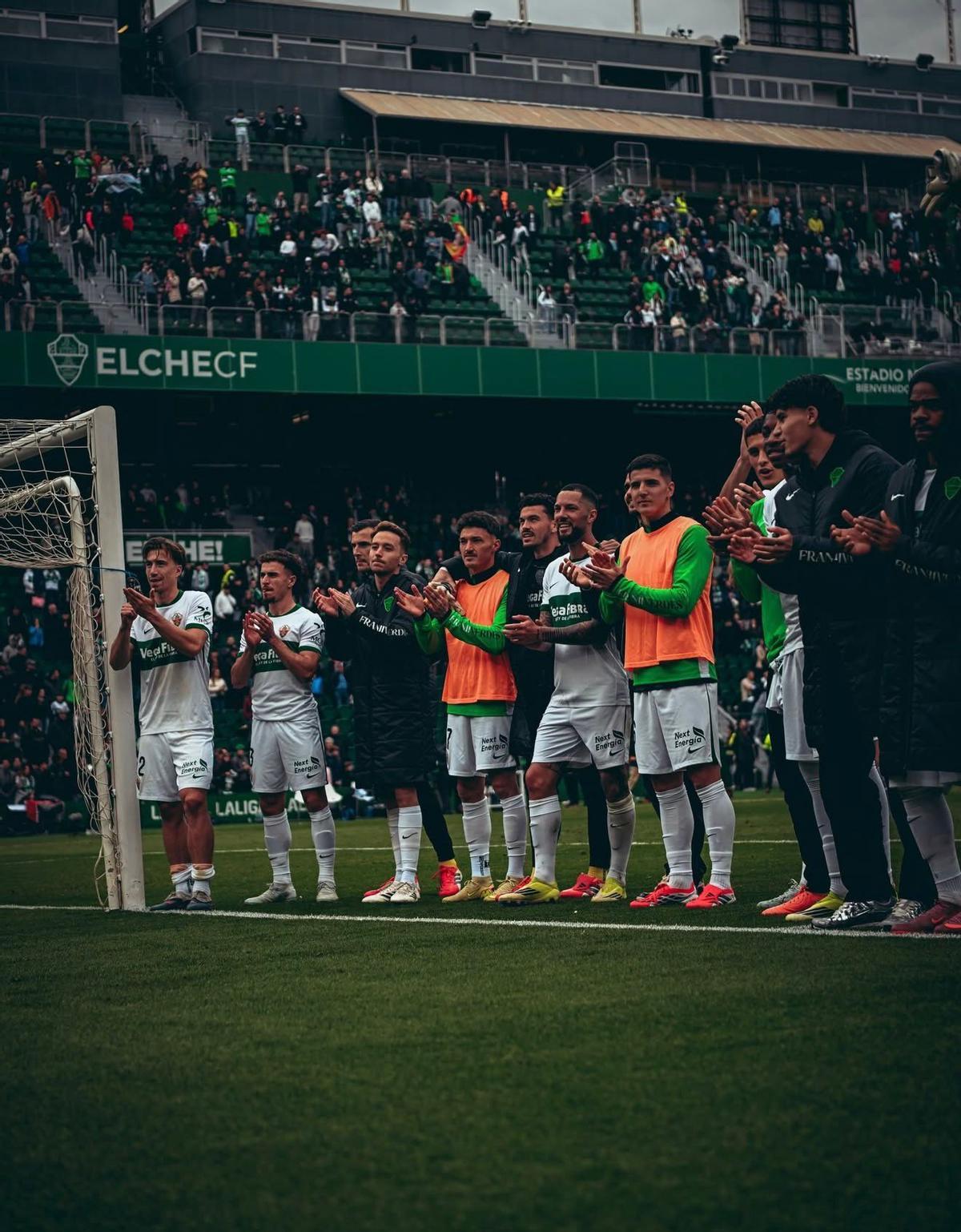 La plantilla del Elche agradece el apoyo a la afición tras la victoria frente al Mallorca.