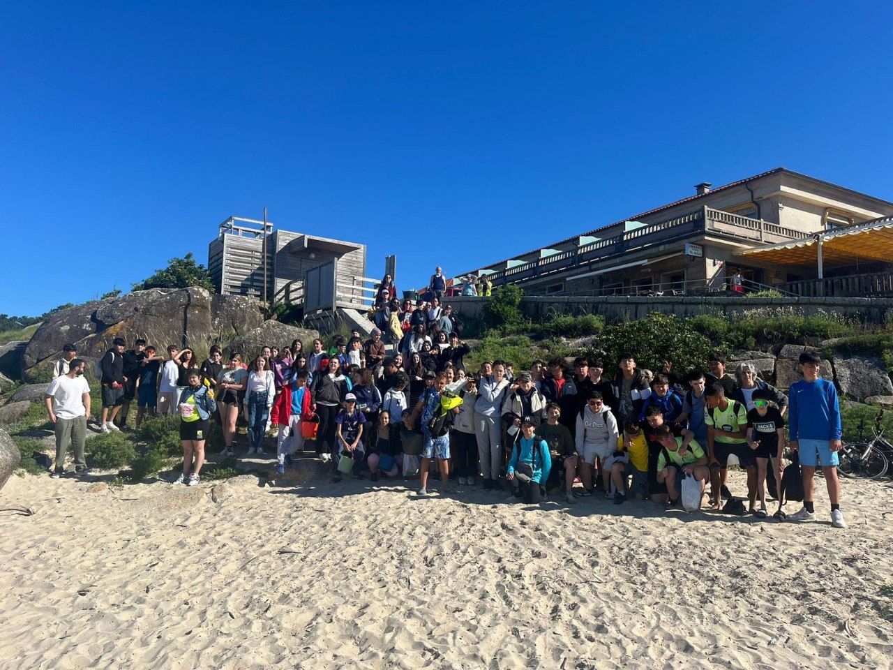 Los alumnos a su llegada a la playa grovense de A Lanzada, para participar en la fiesta de las esculturas de arena.