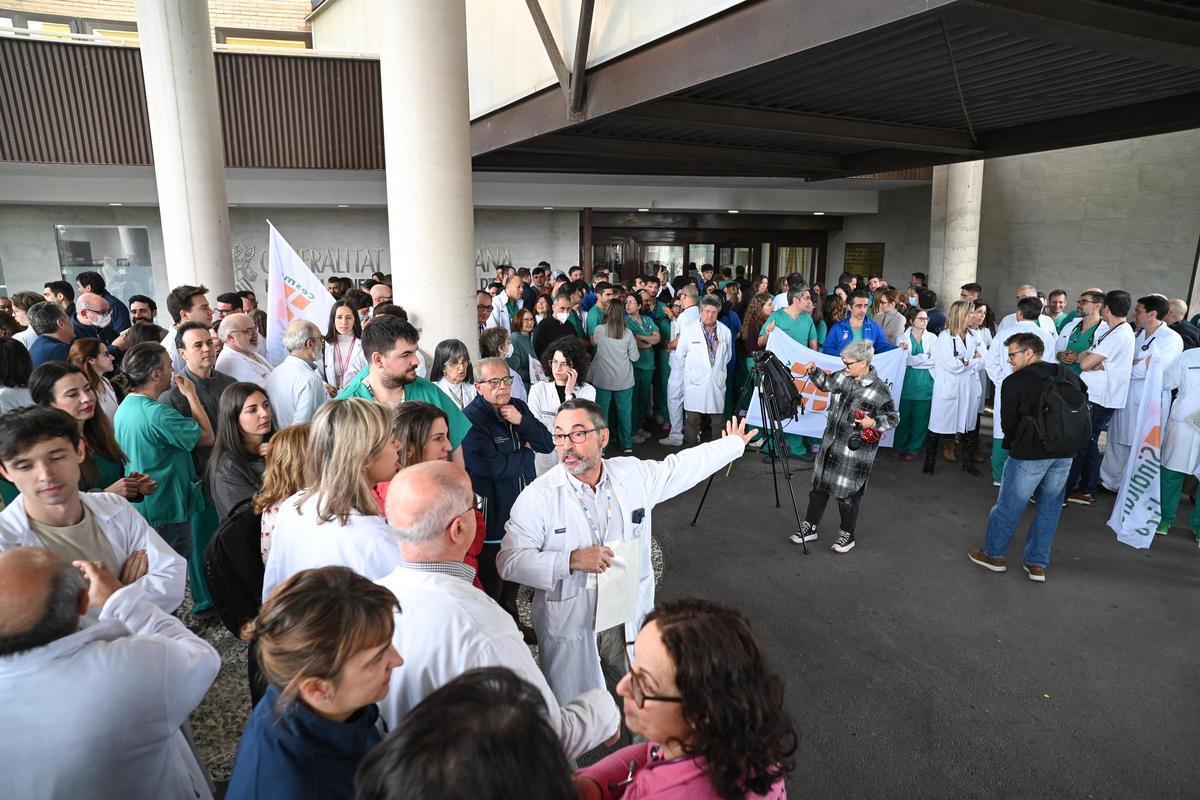 La primera concentración de médicos del Hospital General de Elche demostró que el rechazo de los facultativos al Estatuto Marco sanitario es frontal