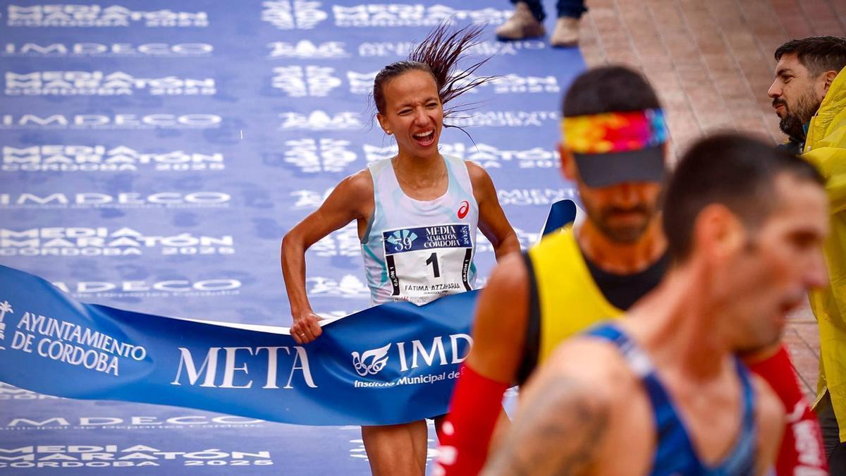 Fátima Ouhaddou, tras ganar la Media Maratón de Córdoba.