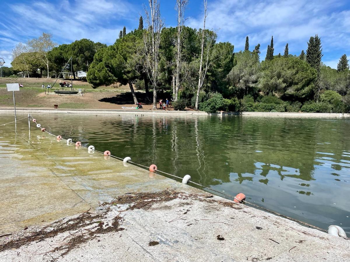 Parte del lago artificial del Parc Catalunya de Sabadell prácticamente sin agua debido a la sequía
