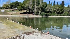 Parte del lago artificial del Parc Catalunya de Sabadell prácticamente sin agua debido a la sequía