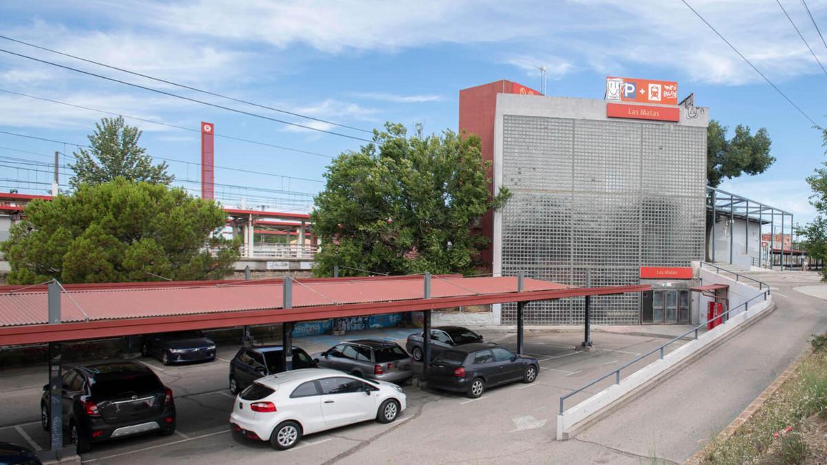 Aparcamiento en la estación de Cercanías de Las Matas, en Las Rozas.