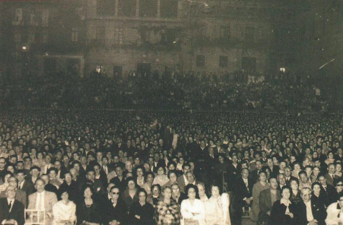 La Quintana llena el 25 de julio de 1961 ante la representación de 'Os vellos non deben namorarse', de Castelao. En la primera fila, primero por la izquerda, Ramón Otero Pedrayo.