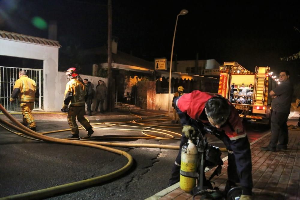 Los bomberos de Torrevieja y Almoradí han podido sofocar las llamas en el incendio de una pizzería en Torrevieja