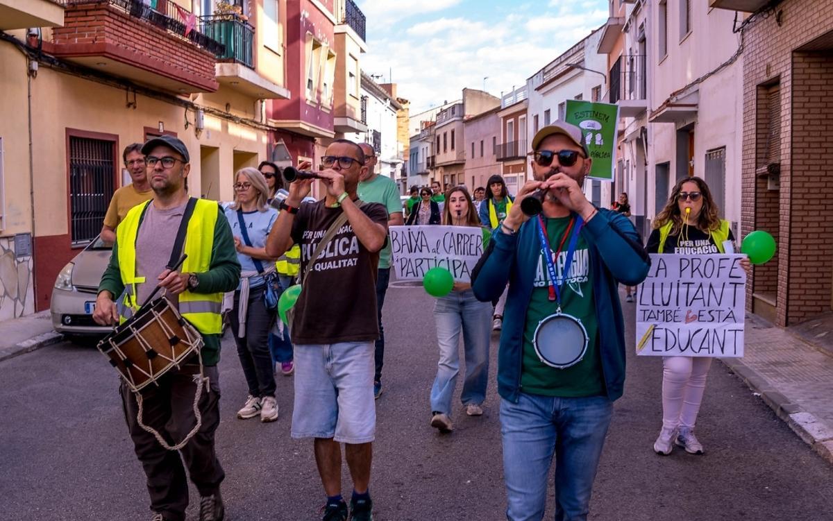 Maestros 'dolçainers' han animado la marcha reivindicativa en Castelló.