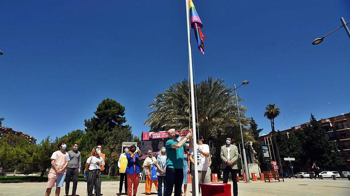 La bandera arcoíris LGTBI ya luce en la explanada del Jardín Chino de Murcia.