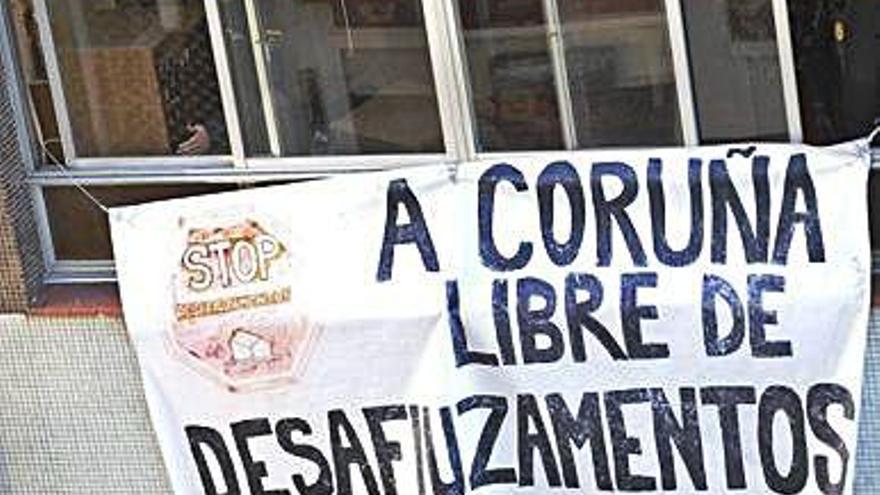 Protesta de Stop Desahucios en un piso de A Coruña que iba a ser desahuciado en 2013.