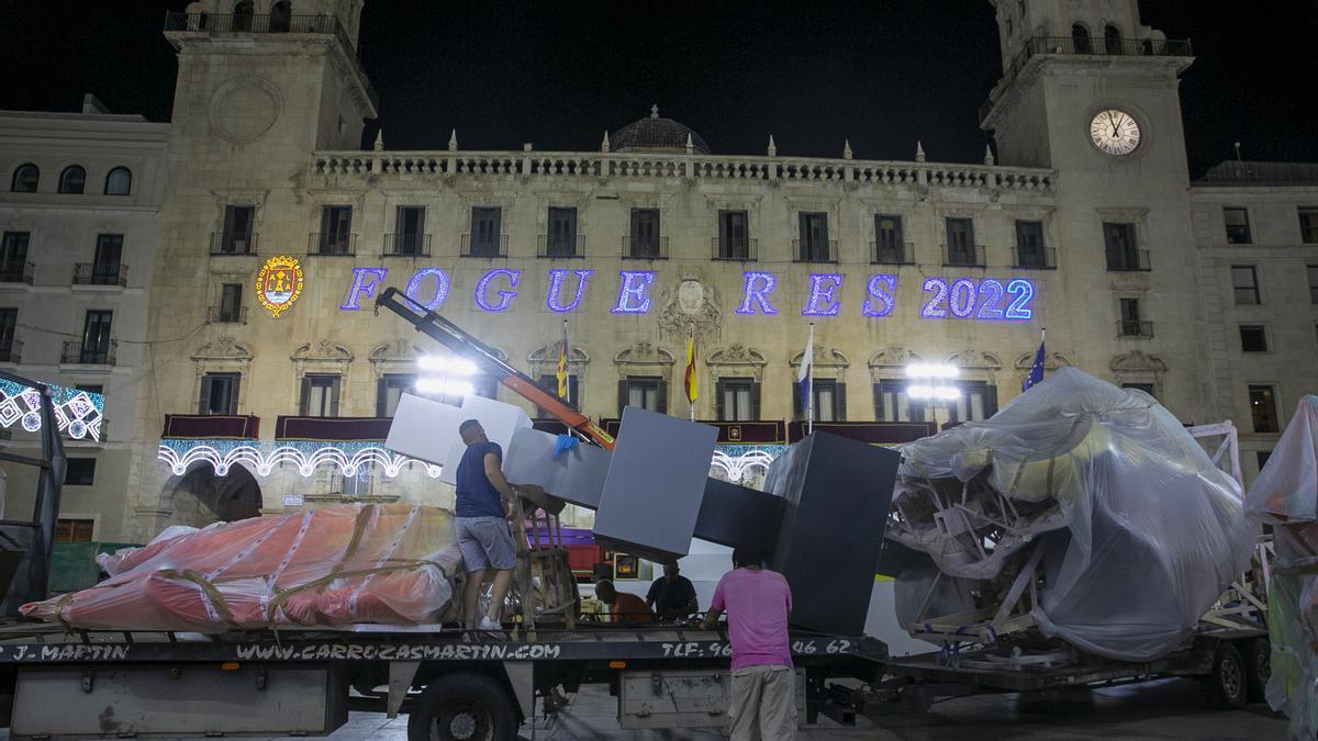 Espadero deposita en la plaza del Ayuntamiento los elementos más voluminosos de la Hoguera Oficial