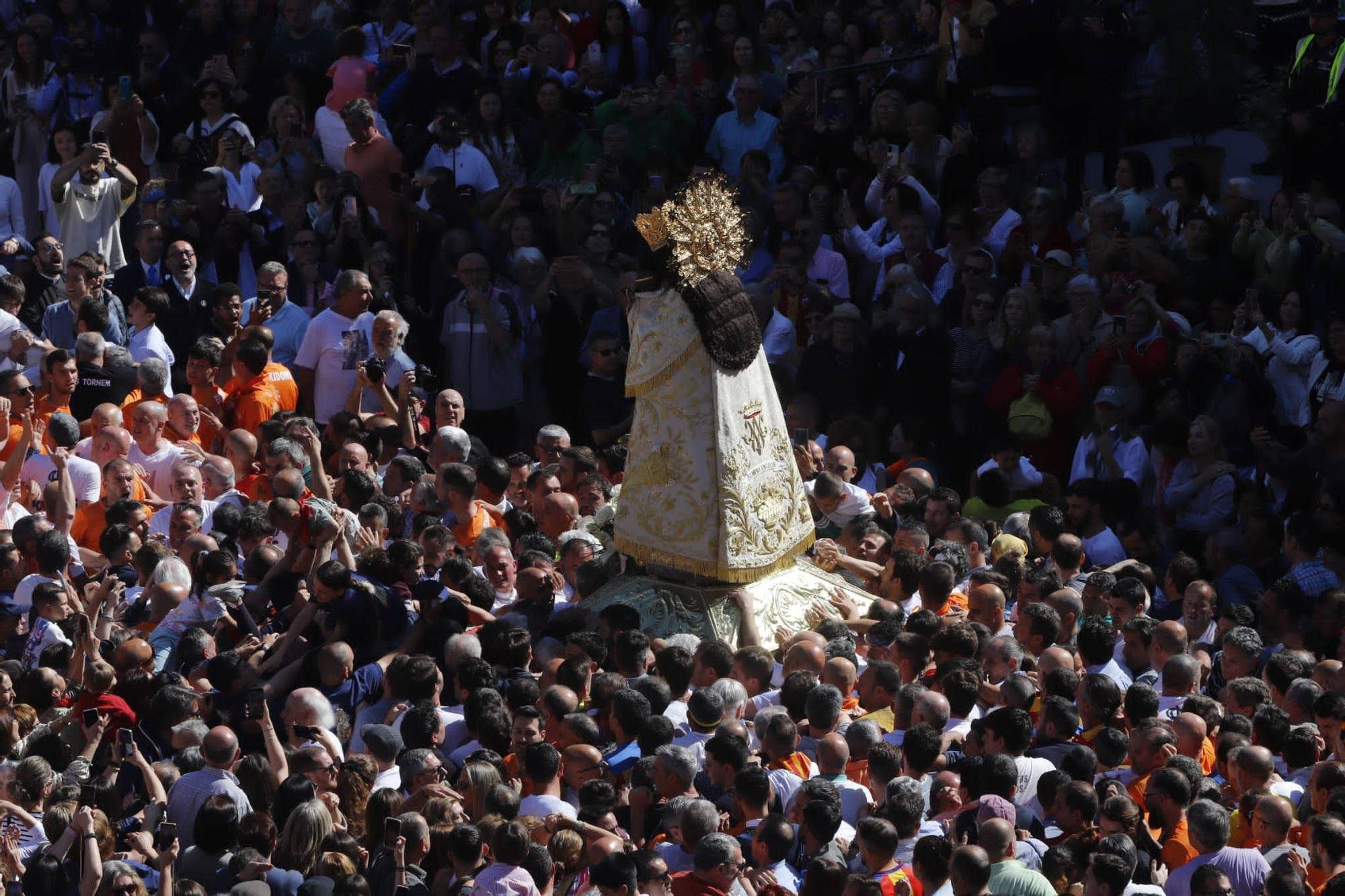 Muchos valencianistas acompañan a la Virgen de los Desamparados en su Traslado