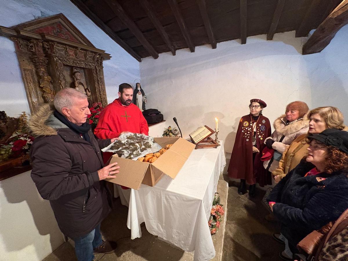 El sacerdote Miguel Vilariño bendice los bollos de Santiso junto al Cofrade Mayor Alfredo García.