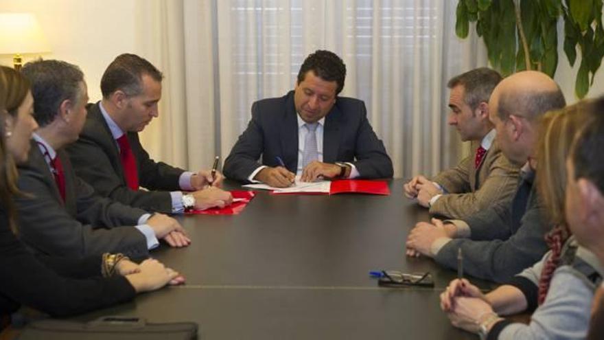 Moliner firma la operación de tesorería, ayer en la diputación.