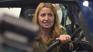 La candidata de Valents en Barcelona, Eva Parera, montada a un microvehículo en el Salón Automobile, este sábado.