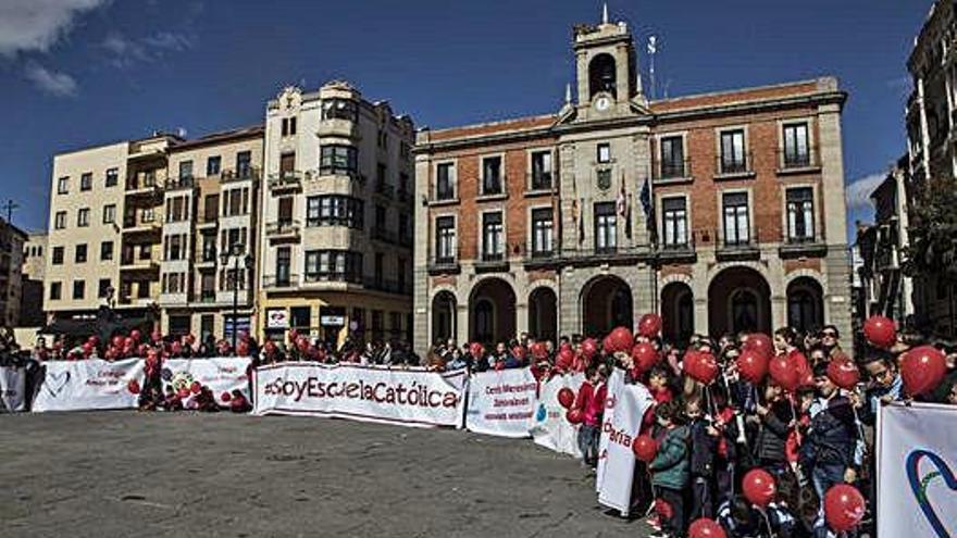 Profesores y alumnos de las escuelas concertadas católicas, en la Plaza Mayor.