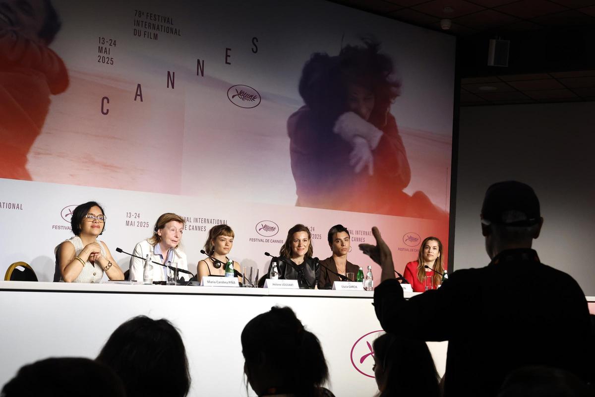 Carla Simón y el equipo de Romería posan en Cannes