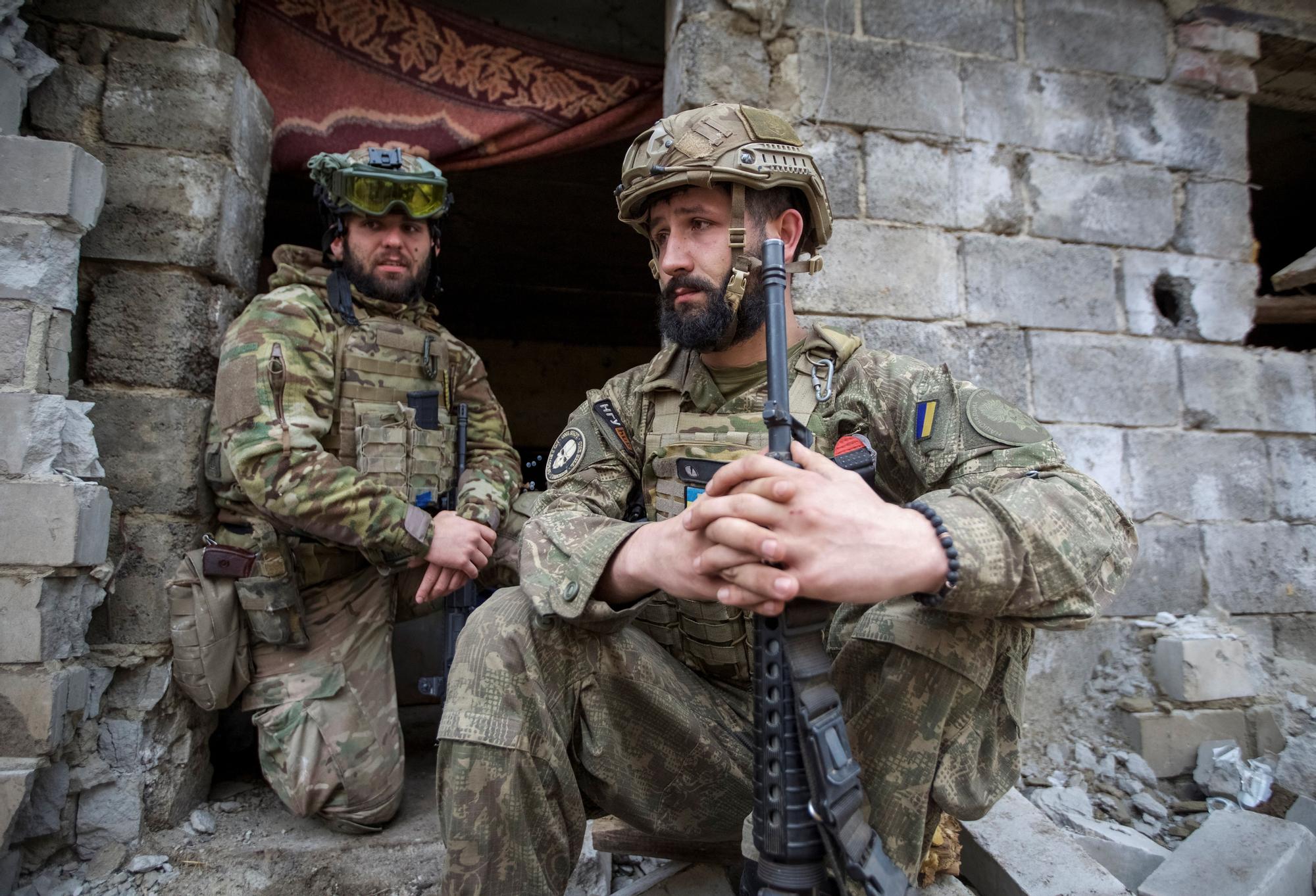 Soldados ucranianos descansan tras la batalla en el frente
