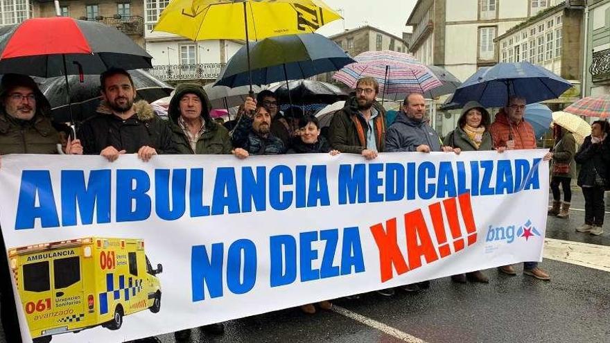 Concejales del BNG de la comarca, con la pancarta que reclama la ambulancia para Deza.