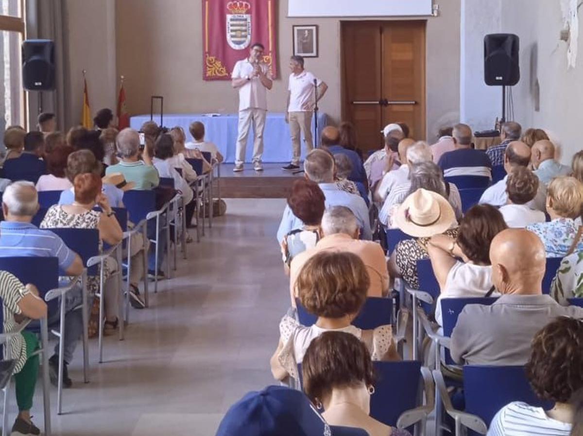 Recepción de los alumnos del programa en el salón de actos del Ayuntamiento.