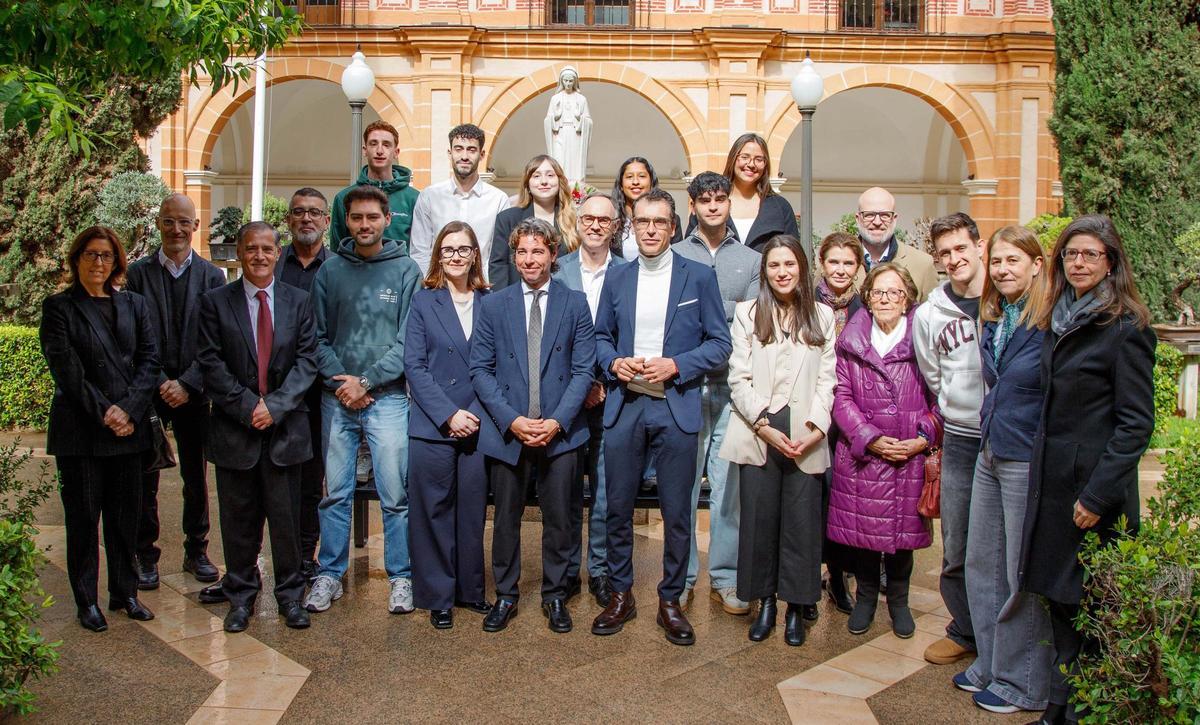 Los estudiantes de la UCAM seleccionados para  'Generación talento', con el director general de la Fundación Princesa de Girona, el director de UCAM HiTech, el director general de Deportes de la CARM, el campeón de España de gimnasia rítmica, Eneko Lambea; la especialista en Medicina de la Actividad Física y Deporte, Antonia Lizarraga, así como otros representantes de ambas instituciones y del tejido empresarial regional