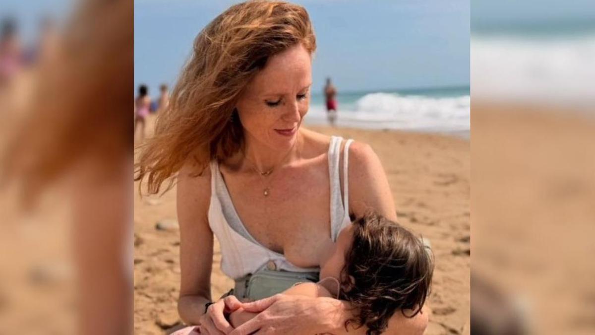 María Castro da de amamantar a su hija.