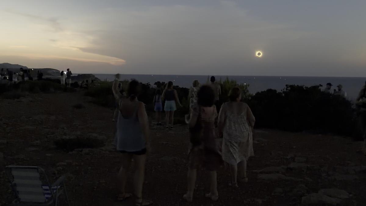 Portinatx se rinde al hechizo de un eclipse total inolvidable