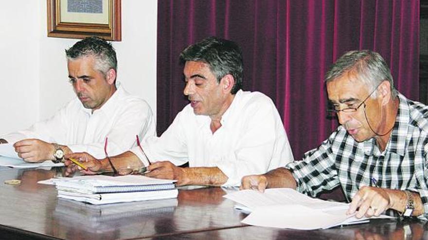 Por la izquierda, el portavoz del PP, Pedro Javier Suárez; el secretario municipal, y el alcalde, José Ángel Pérez.