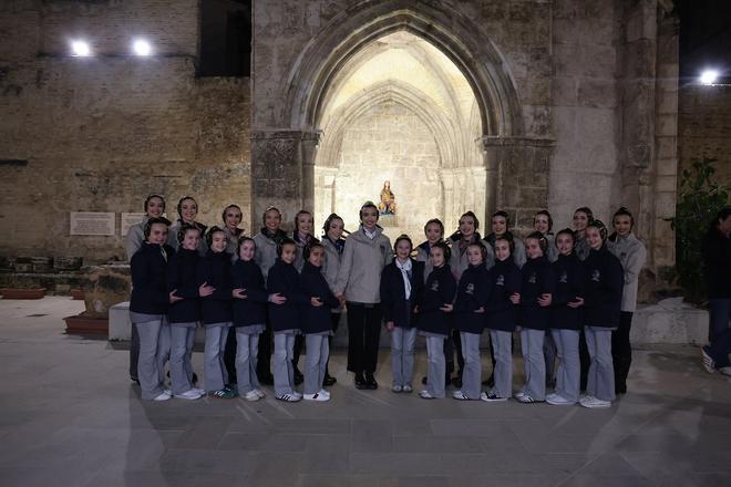 La patrona de los pirotécnicos recibe a las falleras mayores en el previo a la Macrodespertà