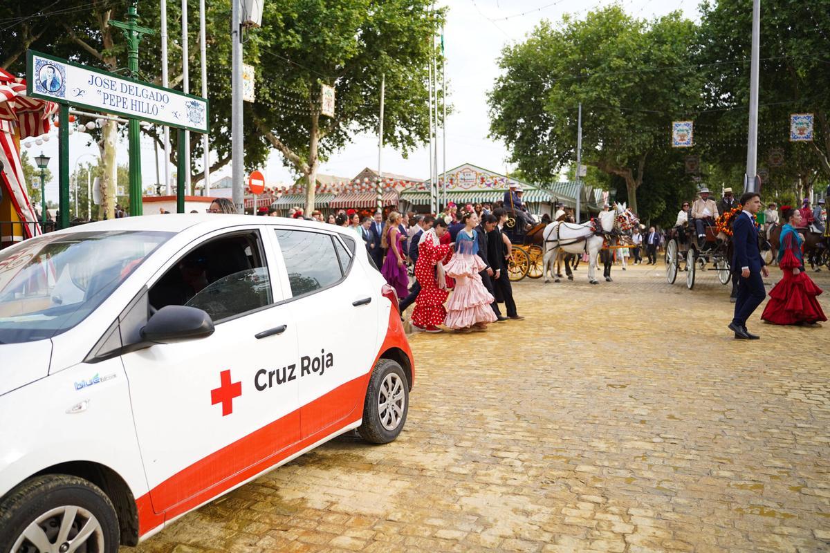 Coche de la Cruz Roja en la Feria de Abril 2026.
