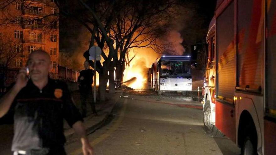 Un bombero habla por teléfono en el escenario de la explosión. // Reuters