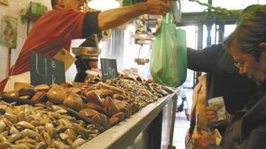 Puestos. Los mercados de la provincia no venden estos días moluscos pescados en Málaga.
