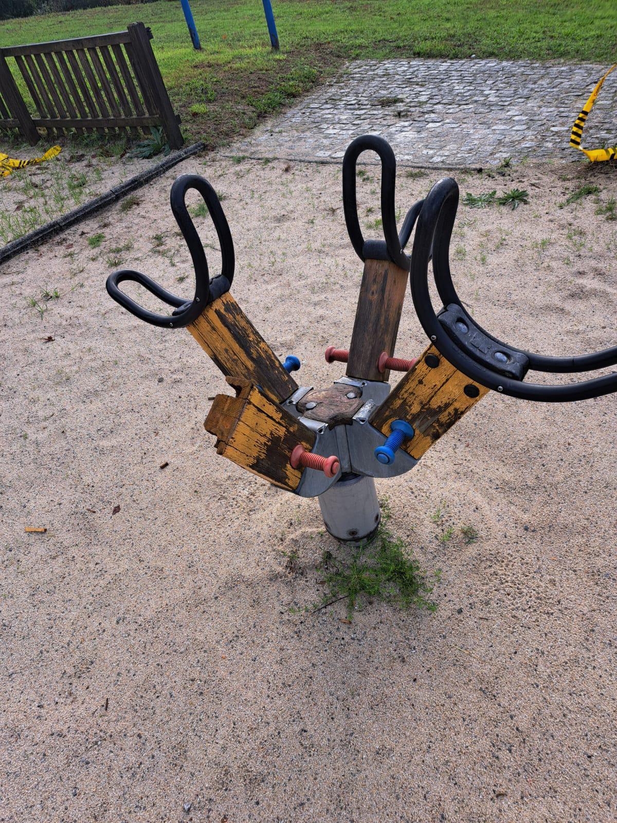Estado en el que está el parque de la parroquia de Marrozos, en Santiago.