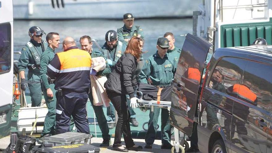 La Guardia Civil traslada al muelle de Combarro el cuerpo del patrón del &#039;Nuevo Marcos&#039;.