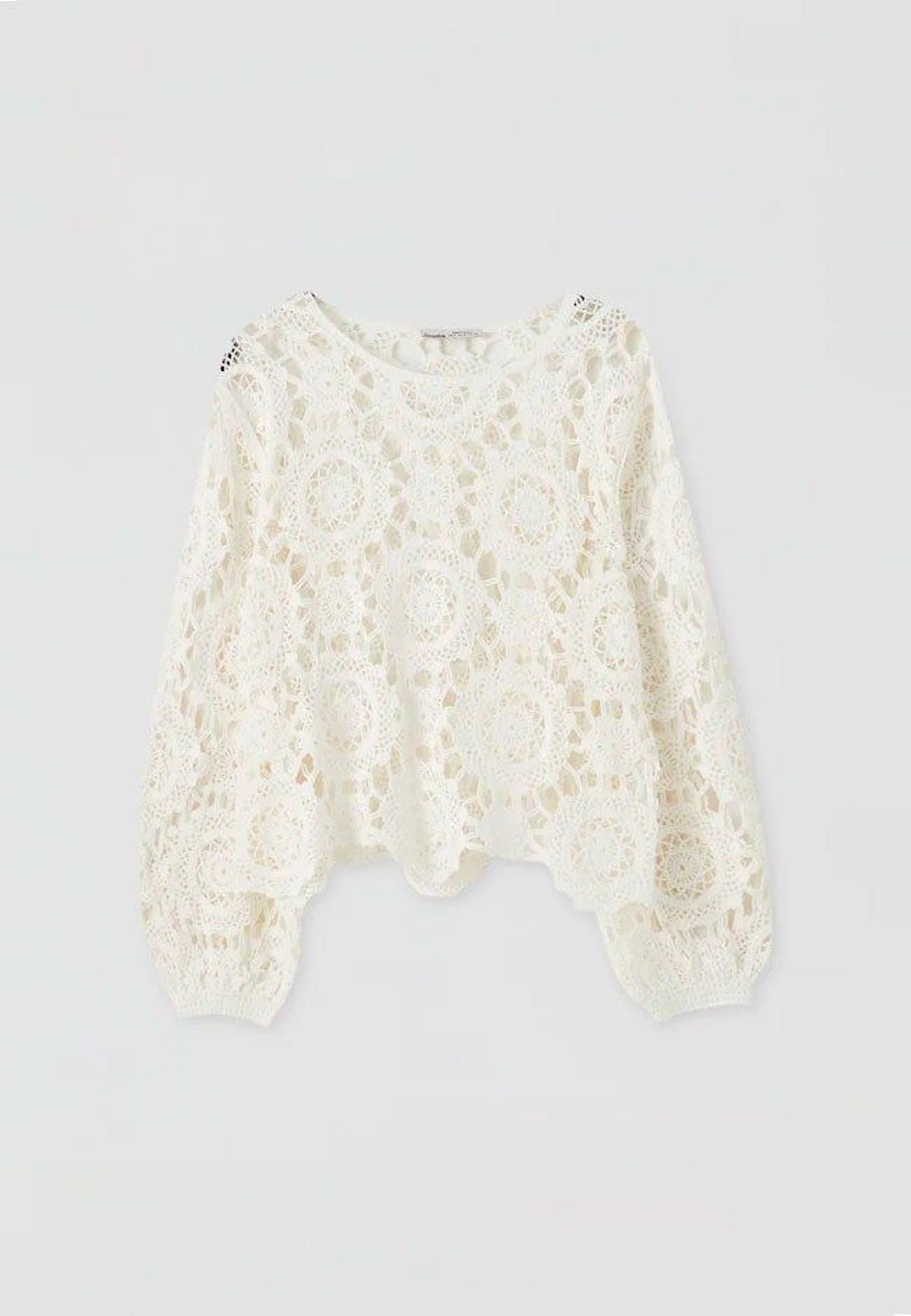 Camisa blanca de crochet de Pull&amp;Bear. (Precio: 22,99 euros)