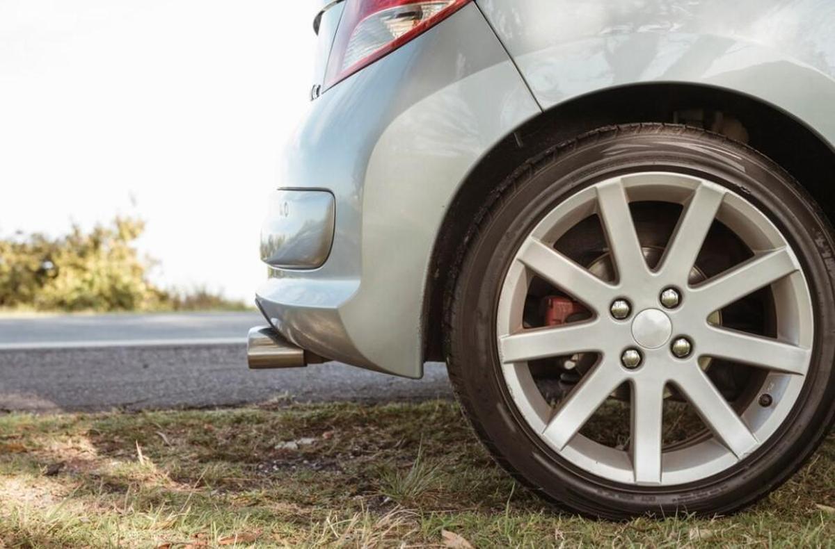¿Sabes para qué sirve este punto rojo que tienen las ruedas de tu coche?