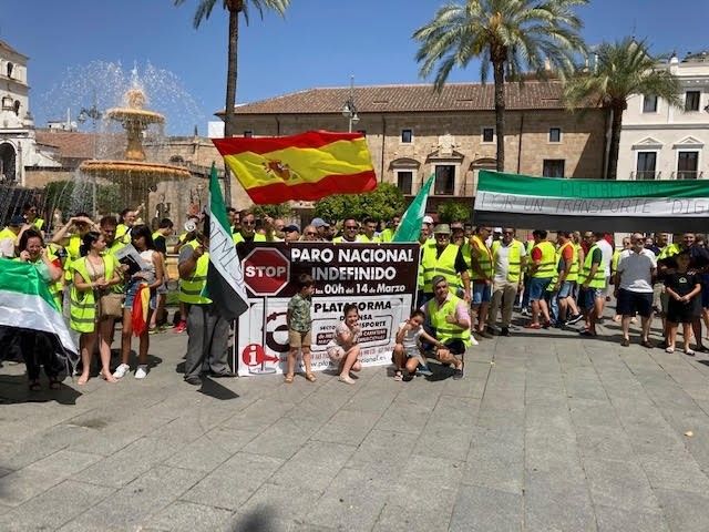 Varias personas de la Plataforma del Transporte de Extremadura en una protesta este mes de junio en Mérida.