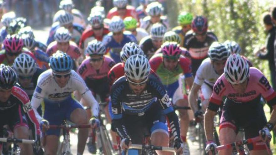 Los participantes en la prueba élite masculina, durante los primeros compases de la competición celebrada ayer en Navia.