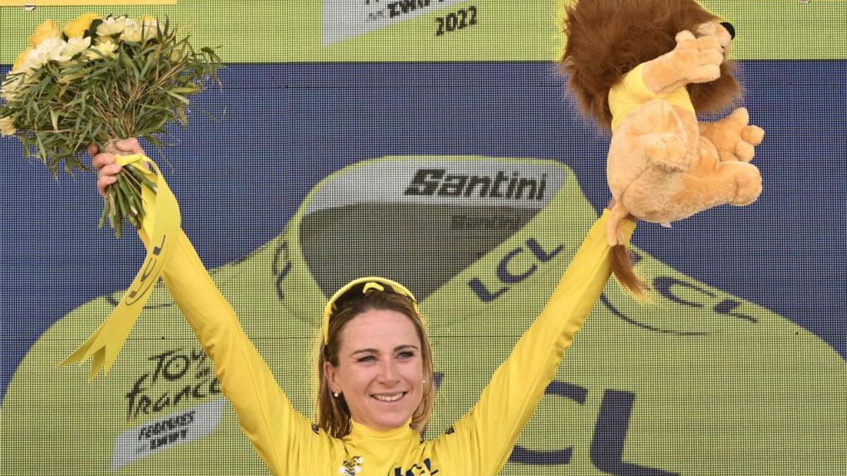 Van Vleuten, en el podio del Tour de Francia. |  // EFE