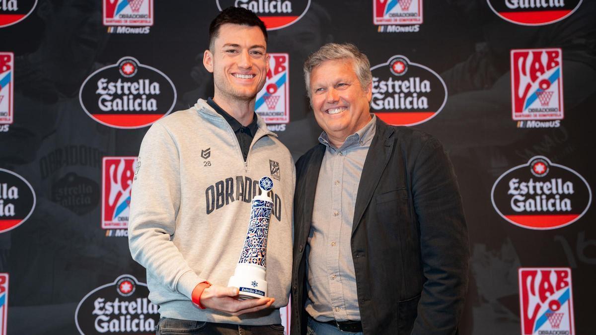 Alex Barcello recibe el MVP del año Estrella Galicia.