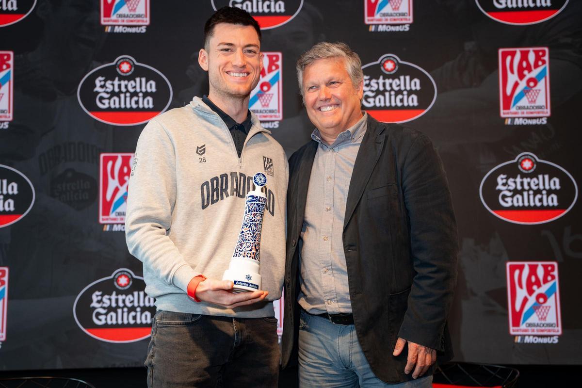 Alex Barcello recibe el MVP del año Estrella Galicia.