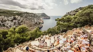 La boda más original sobre los acantilados del norte de Ibiza