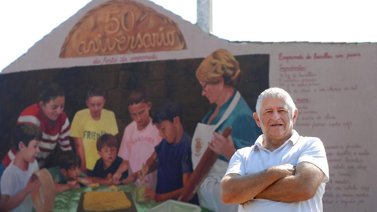 Manuel Cuiña ante o mural do 50 aniversario da Festa da Empanada da Bandeira.