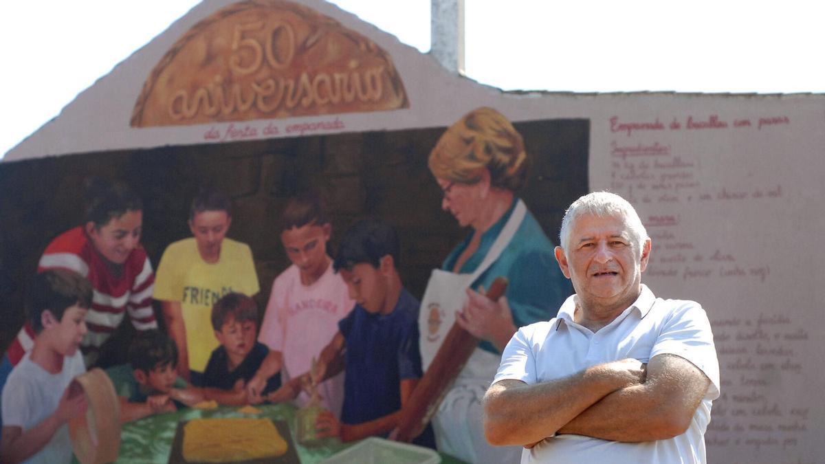 Manuel Cuiña, presidente de la Asociación Amigos da Empanada, ante el mural conmemorativo de la 50 edición da Festa da Empanada de A Bandeira.
