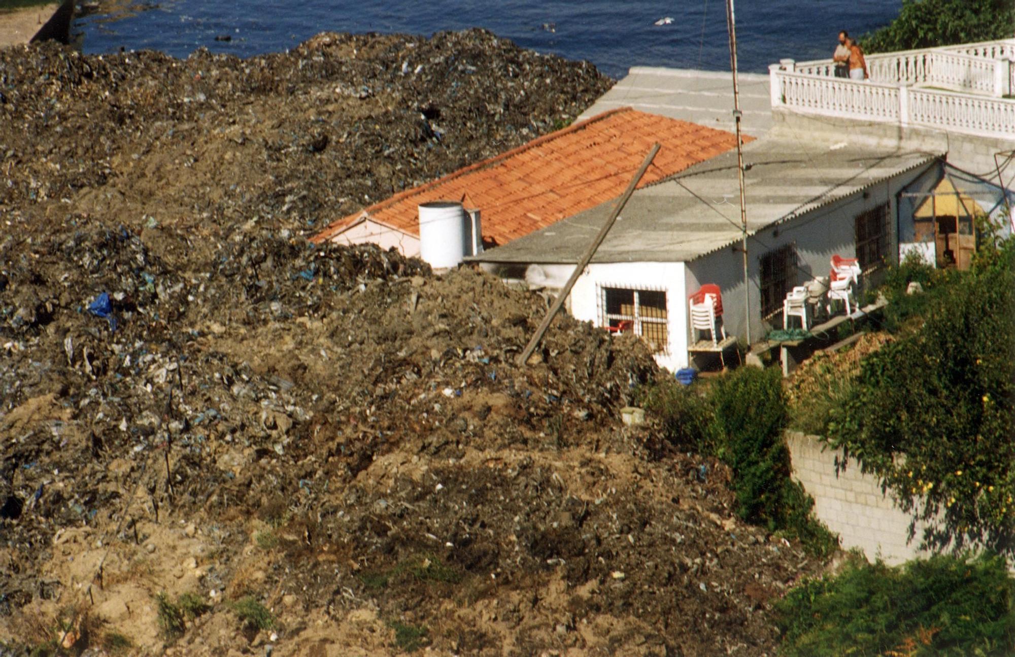 Derrumbe del vertedero de Bens en A Coruña en 1996 Víctor Echave 200.000 toneladas de basura (2).jpg