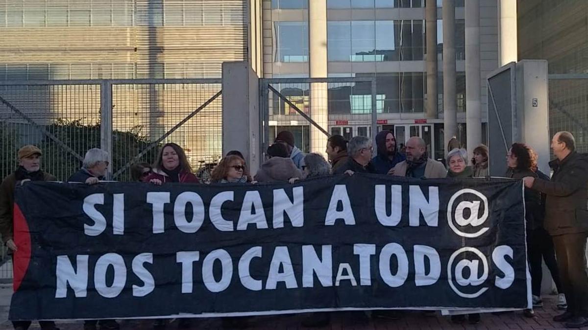 Colectivos en apoyo a los vecinos que participaron en las protestas por el soterramiento, este miércoles en la Ciudad de la Justicia