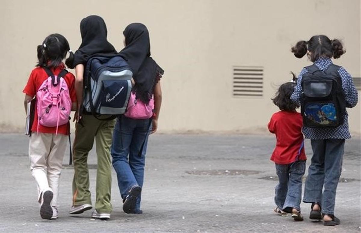 Un grupo de niñas, dos de ellas con Hiyab, salen de la escuela Milà i Fontanals de Ciutat Vella.