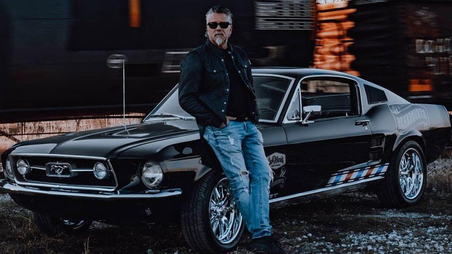 Richard Rawlings junto al Mustang 1967.