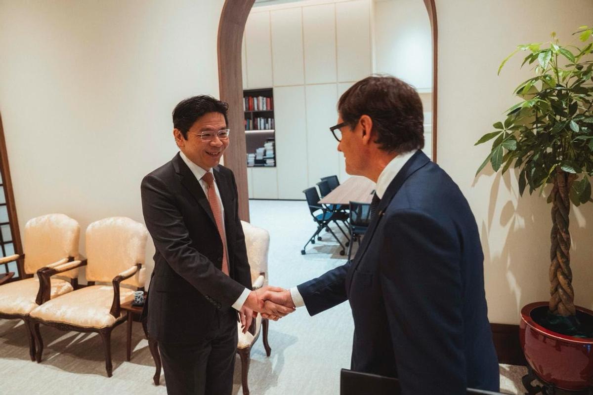 El president Salvador Illa reunido con el primer ministro de Singapur, Lawrence Wong, durante su viaje oficial al país asiático.