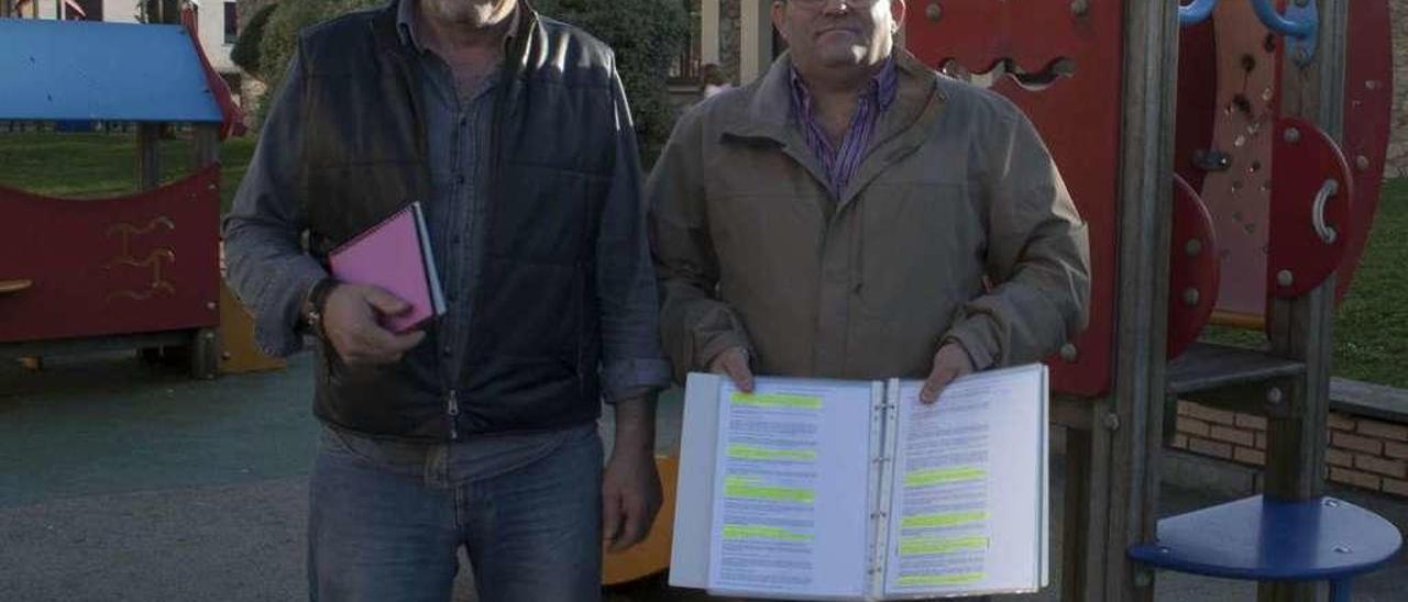 Luis Álvarez y Enrique Sánchez, en un parque infantil de Posada de Llanera.