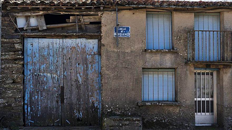 Un vecino pasea por las calles de San Ciprián. | Jose Luis Fernández